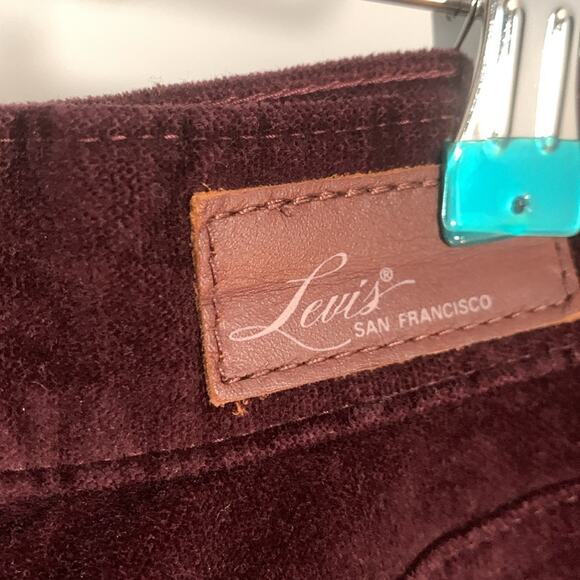 Levi’s Women’s High Rise Demi Curve Velvet Pants Burgundy Size 30 - Picture 3 of 6